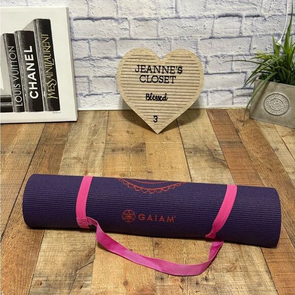 Gaiam Reversible Aubergine Swirl 24 X 68 X 0.24 In Yoga Mat w strap - Picture 4 of 7